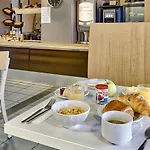 B&B Hotel Clermont-Ferrand Le Brezet Aeroport 2*