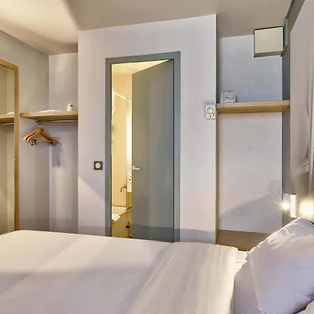 B&B Hotel Clermont-Ferrand Le Brezet Aeroport 2*