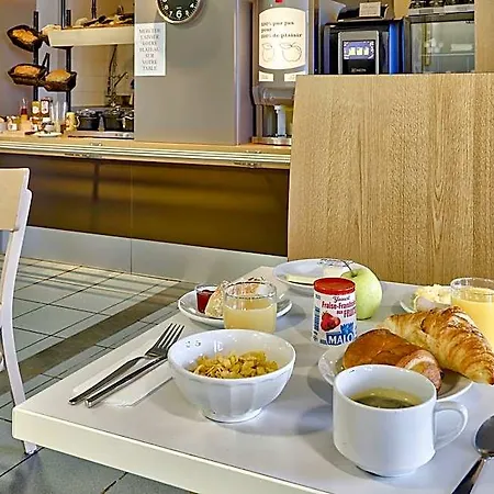 B&B Hotel Clermont-Ferrand Le Brezet Aeroport Hotel 2*