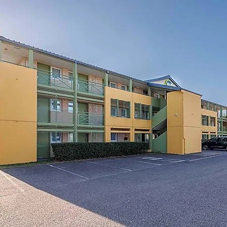 Hotel B&B Hotel Clermont-Ferrand Le Brezet Aeroport 2*